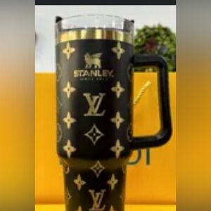 🚨🚨 Black &Gold LV 40 oz Tumbler 🖤💛